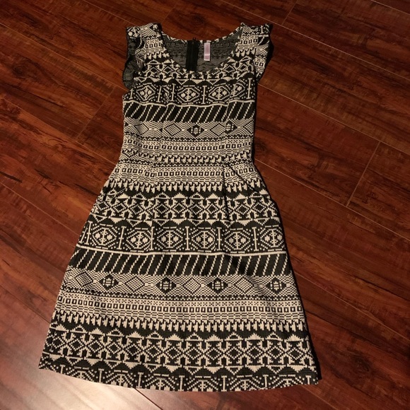 Dresses & Skirts - Super cute dress black and white print.